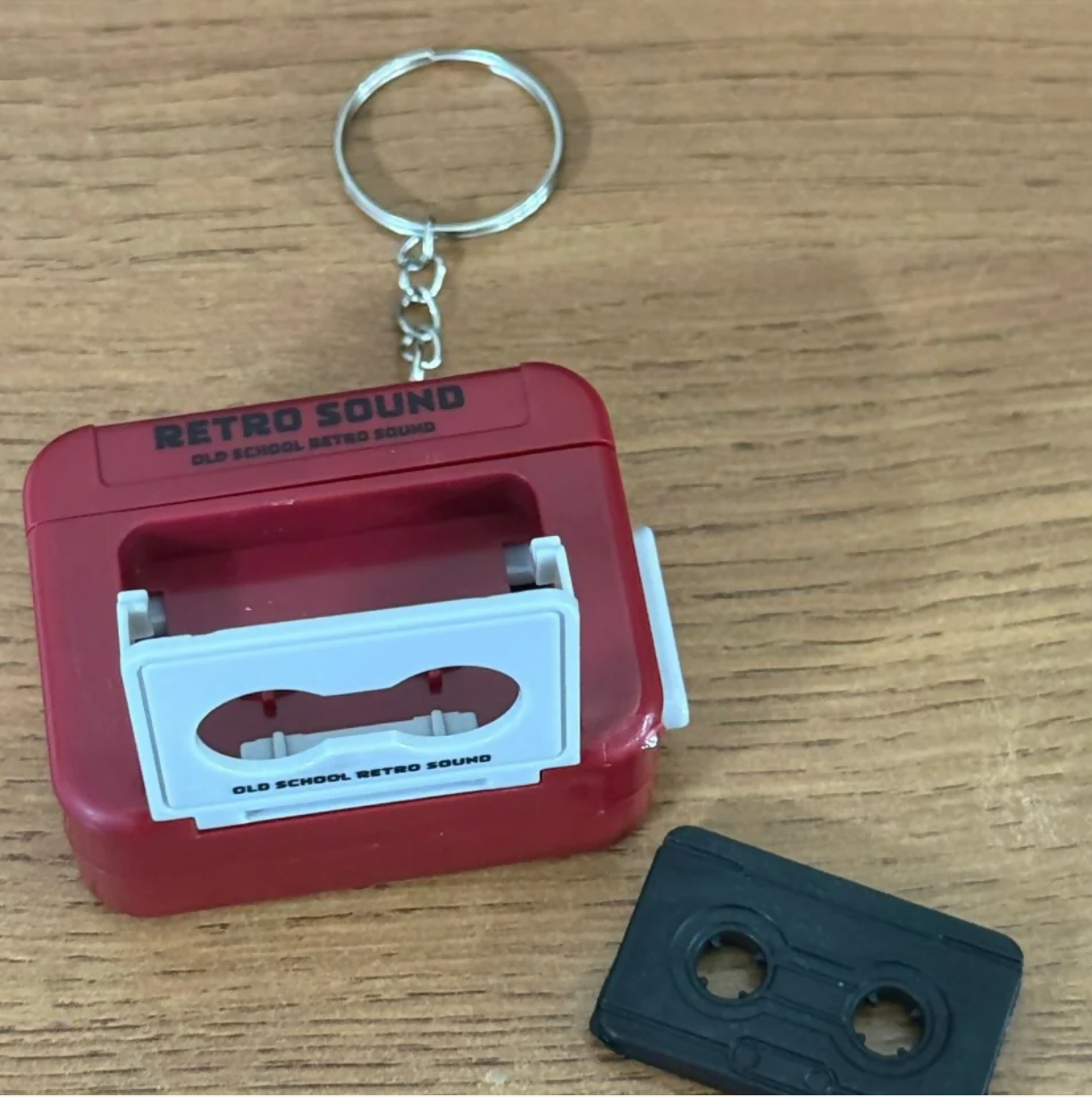 Retro Cassette Tape Sound Keychain – Nostalgic Click Button Design - Image 4